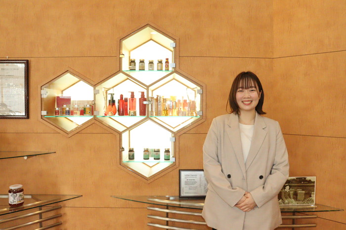 三崎恵芽生さん　株式会社 山田養蜂場